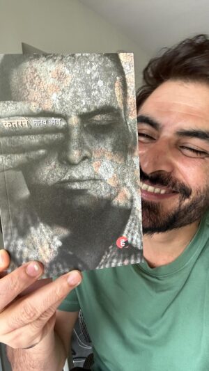 Manav Kaul Instagram - नई किताब के पहली बार दिखने की ख़ुशी उसे पहली बार छू लेने का सुख इतना कमाल है कि नाचने का मन करता है। मै अपने उत्साह को दबा ही नहीं पाता हूँ … मैं बच्चा हो जाता हूँ। 
आप सभी लोगों को बहुत सारा धन्यवाद कहने का मन करता है। आप ही लोगों की वजह से मैं लिखते जा रहा हूँ। जब भी मैं आपके सोशल मीडिया पर अपनी किताब को देखता हूँ तो लगता है अभी लिखने बैठ जाऊँ। हाँ मैं बहुत लिखता हूँ क्योंकि आप बहुत पढ़ते हैं। 
बहुत सारा प्रेम आप लोगों को। ये मेरी 13th book है। जो - न कहानी, न कविता, की दूसरी सीरीज़ है। बताईयेगा कि आपको कैसी लगी। 
मेरी सारी कतरनें अब आपकी हुई। ♥️
Publisher- @hind.yugm 
Cover design- @goddessofthekings
किताब ख़रीदने का लिंक मेरे bio में है।