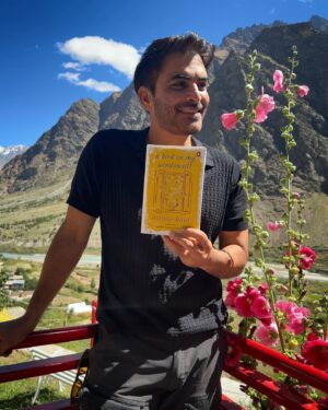 Manav Kaul Instagram - A BIRD ON MY WINDOW SILL

 
I can’t stop smiling 😊😊😊
I am Very excited to announce that my second book (translation of TUMHARE BAARE MEIN) is releasing♥️ 
Pre-booking shuru ho gayi hai. Please  share and help me spread the word. Big hug 🤗 Thank you so much hai ♥️ 
Translated by- @nandinikumar4.8 
Published by - @penguinindia @penguinbooks 
#abirdonmywindowsill #newbook #bookstagram #penguin #penguinbooks #tumharebaremein