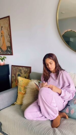 Mandeep Dhillon Instagram - Living with a Bunny Boiler 🤦🏽‍♀️ 

Only 3 days till this song drops 🤭 

#itsallinmyhead #bunnyboiler