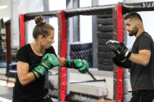 Mandy Böhm Instagram - 🥷👊🏼 Teaching me how to Knock People Out 🥊 
January 20 can’t come soon enough ‼️☠️
Get your Tickets 🎫 for Munich @gymyilmaz 

Swipe nach rechts für meine vollkommene Schönheit 😄🥹

2024 NOTHING CHANGED WE ONLY GET BETTER 
#BOXING #BOXEN #FIGHTNIGHT #PROBOXING  #MONSTER #BOOMBOOMBÖHM