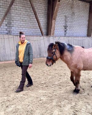 Mandy Böhm Instagram - 🌍 Das Glück der Erde liegt auf dem Rücken der Pferde 🐴 
Do you agree ? Ich liebe diese Tiere, selbst ein Spaziergang oder nur das putzen 🧹 gibt mir ein tiefes Gefühl von Verbundenheit und innerer Ruhe ☺️😌☀️