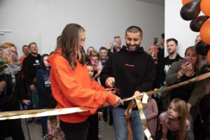 Mandy Böhm Instagram - Probably one of the best days of my life! 

“Halt’ immer daran, gib einfach deinen liebsten die Hand
Denn jeder Moment, den ihr verbringt hält für ein Leben lang’ an
Nix ist so wichtig, wie jene die immer an deiner Seite sind
Ob du reich und dick erfolgreich oder fertig und pleite bist
Der Sinn des Leben ist, deinem Leben einen Sinn zu geben
Statt, klauen und betrügen, Wehrlose schlagen und lügen
Entfernt dich von all dem negativen Dreck, der dich bumst
Und sei lieber down mit ein paar richtigen Freunden, anstatt tausend Kumpels” 

JUST WANT TO SAY THANK YOU 

#softopening #monsteracademy #mma #family #freunde