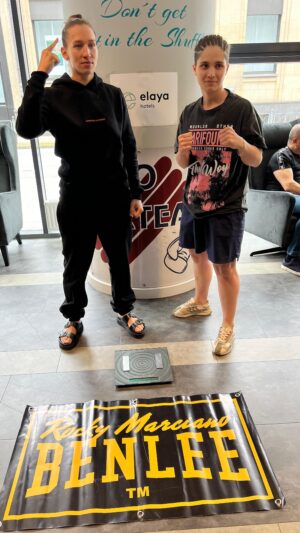 Mandy Böhm Instagram - We have a fight ! 
Waage ⚖️ geschafft, jetzt aufladen 🔋 
Morgen KLATSCHT ET 🧨🔪🥊 aber kein Beifall 👏🙃 obwohl vielleicht doch 😋 danach….
Welche lustigen Redewendungen fallen euch für ne “saftige prügelei” ein ??? 
Der beste gewinnt ein Monster Shirt 👕 
Schreibt es in die Kommentare….
3.2.1. LETs GO !