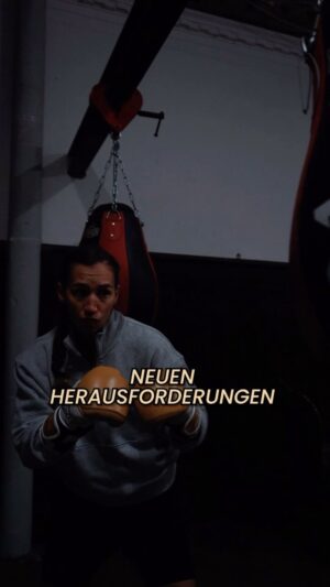 Mandy Böhm Instagram - Das Monster verabschiedet sich aus dem Oktagon und begrüßt den Ring! 🌪️🥊 

Mandy Böhm, die UFC-Größe, lässt die Käfigtüren hinter sich und betritt mit geballter Power die glanzvolle Welt des Boxrings! 
Am 18.11.2023 wird die Classic Remise Düsseldorf zur Bühne dieses epischen Wechsels. Notiert euch das Datum, wenn das Monster mit furchterregender Stärke und einem Schuss Eleganz das Boxen neu definiert. Seid bereit für die Ankunft einer neuen Legende! 💥👑 

🎫 Tickets gibt es auf www.classic-boxing.de und den Livestream auf www.fight24.tv 📺

VIDEO BY @increazed.agency 

#MonsterMoves #MMA #ufc #BoxingDebut #Profiboxen #boxen