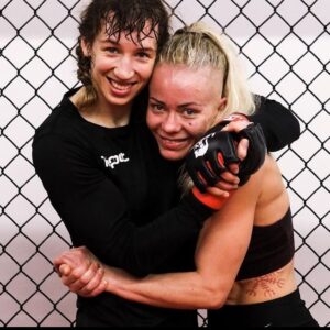 Mandy Böhm Instagram - -The past is made up of moments lived.

🧟‍♀️ HAPPY RETIREMENT 🌊

I like to honor this post to someone special for me. 
Congratulations on a great career. You inspired me since the moment I met you. You are not only a great athlete. 
You make me feel welcome, you are such a warm hearted person. You definitely leave your food prints in my life and even if it was a short time, you are for ever part of beautiful memories in my life. I will tell my grandkids about this Tsunami. 🌊 Tank you for being you and congratulations 🎉 
I wish you all the best for your future 🤍👩🏼‍🤝‍👩🏽 
@sunnatsunami

Habt ihr auch Leute in eurem Leben, die euch gute Erinnerung bescheren? Solche die ihr euren Kindes Kindern erzählen werdet ? Markiert sie mal, damit sie Bescheid wissen 🤍☺️