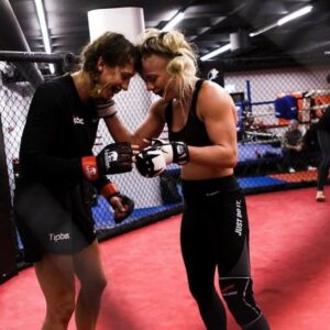 Mandy Böhm Instagram - -The past is made up of moments lived.

🧟‍♀️ HAPPY RETIREMENT 🌊

I like to honor this post to someone special for me. 
Congratulations on a great career. You inspired me since the moment I met you. You are not only a great athlete. 
You make me feel welcome, you are such a warm hearted person. You definitely leave your food prints in my life and even if it was a short time, you are for ever part of beautiful memories in my life. I will tell my grandkids about this Tsunami. 🌊 Tank you for being you and congratulations 🎉 
I wish you all the best for your future 🤍👩🏼‍🤝‍👩🏽 
@sunnatsunami

Habt ihr auch Leute in eurem Leben, die euch gute Erinnerung bescheren? Solche die ihr euren Kindes Kindern erzählen werdet ? Markiert sie mal, damit sie Bescheid wissen 🤍☺️