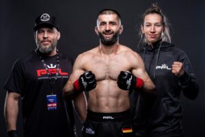 Mandy Böhm Instagram - 💥 KILLER goes semifinals with a BANG ‼️ 
Khurshed entscheidet den ersten Kampf im PFL Bantamweight Turnier in der dritten Runde durch K.O für sich und zieht somit ins Halbfinale ein. 
Brutale Leistung, Präzision und Power 🦾🔪
Wir sind Stolz auf dich KILLER 🥷🏻
Danke an Coach @dennisdavismma  #teamworkmakesthedreamwork #xcmma #lasvegas #gelsenkrichen #mma #monsteracademy #champion #germmany