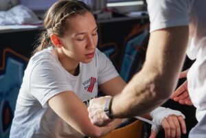 Mandy Böhm Instagram - 🥋 D E D I C A T E D 🤍
engagiert | hingebungsvoll | treu

Mit welcher Sache in deinem Leben stehst du so in Verbindung ? 

#Boxen #MMA #Kampfsport #Kampfkunst