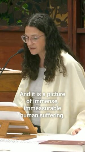 Mandy Patinkin Instagram - Repost from @sharonbrous watch full video at her page 

“Our values are our bedrock. The only thing that we can do is be exactly who we are. Hold our Jewish values, hold them close. Even when the whole world has lost its mind.” From Rabbi @sharonbrous sermon on 2.24.2024 #weareikar #sharonbrous