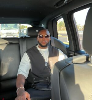 Manel Kape Instagram - Ready to kill this press conference #ufc293 

#sydney 
#ufc293
#starboy 
#rollsroycecullinan 
#louboutin