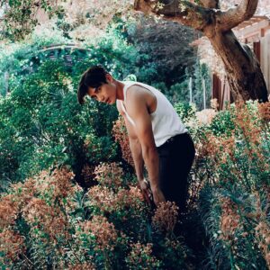 Manny Jacinto Instagram - theEMMAexperience
. 
she told me to go stand in some bushes, didn’t think it would come out like this lol. But seriously, inspired by how you look at the world through your lens. @theemmaexperience thank you.