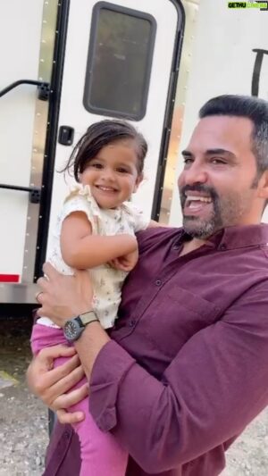 Manny Pérez Instagram - Señores llego el día! @colao2movie en USA!! Y le presento la estrella de la película @babymiaakhan como la hija de Antonio y Laura 🙏🙏🙌🙌🙌 @spanglishmoviesofficial 

Una pelicula para la familia entera.