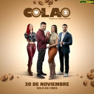 Manny Pérez Instagram - ¡TARAAAAAAN🤩! Ya tenemos el nuevo póster O FI CI AL de #Colao2. 

¿Listos para colar este cafecito nuevamente junto a este gran elenco😉☕? Estreno noviembre 30, solo en cines. 🍿

#CineDominicano #CaribbeanFilms #ColaoMovie #ColaoPelícula #CuelaTuCaféClaro