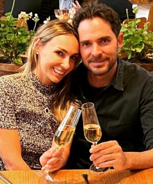 Manolo Cardona Instagram - Feliz aniversario mamacita hermosa ! 
❤️❤️❤️❤️❤️❤️❤️❤️❤️❤️
🌹🌹🌹🌹🌹🌹🌹🌹🌹🌹
Y contando 🥂 @valeriasantosbenedetti