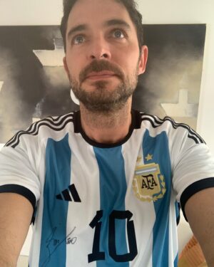 Manolo Cardona Instagram - Argentina Campeón del mundo! 
La mejor final de la historia 🙌🏼
Felicitaciones a tod@s en Argentina 🇦🇷 
Teníamos que ver a @leomessi levantar la copa ❤️🤩🙌🏼🥂