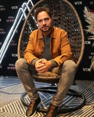 Manolo Cardona Instagram - Descarguen @vix que ya está disponible nuestra película #dimeloquequieresvix , una producción de @1111films 

No se la pierdan, esta muy divertida🤩

@unlunar @daltonyco @angiecepeda @diegotorresmusica @juanchocardonam