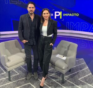 Manolo Cardona Instagram - Hoy es mi cumpleaños y ando celebrando de la mejor manera posible, trabajando🤩
En Miami, en la promoción de nuestra película #UnoParaMorir exclusiva de @paramountplus este 5 de Mayo estreno mundial.
@paramountplusmx @1111films @juanchocardonam

Gracias @primerimpacto @michellegalvantv y todo el equipo por la celebración 🙌