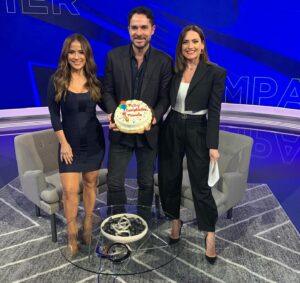 Manolo Cardona Instagram - Hoy es mi cumpleaños y ando celebrando de la mejor manera posible, trabajando🤩
En Miami, en la promoción de nuestra película #UnoParaMorir exclusiva de @paramountplus este 5 de Mayo estreno mundial.
@paramountplusmx @1111films @juanchocardonam

Gracias @primerimpacto @michellegalvantv y todo el equipo por la celebración 🙌