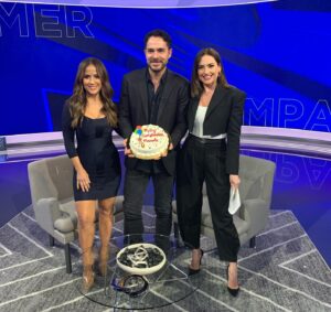 Manolo Cardona Instagram - Hoy es mi cumpleaños y ando celebrando de la mejor manera posible, trabajando🤩
En Miami, en la promoción de nuestra película #UnoParaMorir exclusiva de @paramountplus este 5 de Mayo estreno mundial.
@paramountplusmx @1111films @juanchocardonam

Gracias @primerimpacto @michellegalvantv y todo el equipo por la celebración 🙌