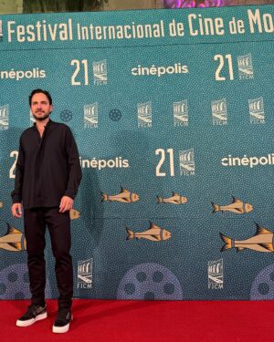 Manolo Cardona Instagram - Anoche en el @ficm presentando la película “A cielo abierto” dirigida  @mariana_arriaga y @santiagoarriagaa escrita por @guillermo_arriaga_jordan