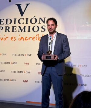 Manolo Cardona Instagram - Un honor recibir el premio del año en las artes escénicas y cine 🙌🏼🤩
Gracias @millesime_gnp @gnpseguros 
Y además una maravilla que el premio me lo haya entregado mi gran amiga @marsaura 🫶🏼