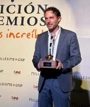 Manolo Cardona Instagram - Un honor recibir el premio del año en las artes escénicas y cine 🙌🏼🤩
Gracias @millesime_gnp @gnpseguros 
Y además una maravilla que el premio me lo haya entregado mi gran amiga @marsaura 🫶🏼