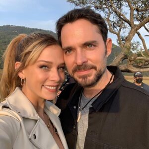 Manolo Cardona Instagram - GRACIAS por todos los mensajes de cariño y apoyo a esta tercera y última temporada de Quien Mato a Sara ? 

Y con estas fotos me despido de esta familia que llevare en mi corazón por siempre.
También me despido de Alex y le agradezco todo lo que me dio, lo que vivimos , sufrimos, lloramos y todas las aventuras en esta maravillosa historia. 
A @elchascas por escribir un personaje e historia maravillosa.
A @pacoramosq y @stopello por invitarme a este proyecto que estará en mi alma y corazón por siempre.
A @perroazultv @urujuru @alexisfd por ser unos productores maravillosos y cobijarme siempre.
Pa las que sea bendita sea con ustedes hermanos.
A @lecheruiz por ser el mejor cómplice en esta aventura y mostrarnos el camino.
También a los otros directores que tuvimos ! Gracias 🙏🏼 
Gracias a toda la familia detrás de cámara en todos los departamentos que hizo posible esta historia.
Gracias a todo el cast ! Saben que estarán en mi corazón por siempre y cuentan conmigo para lo que necesiten hoy y siempre.
Gracias @netflix 
Gracias , Gracias , Gracias !
Nos vemos pronto en otra aventura ✨❤️
@caromirandaof @ginesgarciamillan @claudiaramirezof @alenones @eugenio_siller @leo_deluglio @ximenalamadrid @luisrobertoguzman @gadelagarza @marcotrevino @analuciado @matlechat @andresbaida @remolinateatroman @litzyoficial @polo_morin @lecheruiz @twicebern @ponchopineda @maulule @@urujuru @alexisfd @perroazultv @pacoramosq @stopello @elchascas @netflix @netflixlat @jessicaldrello @castingbytv 
✨🙌🏼🙏🏼🤩❤️