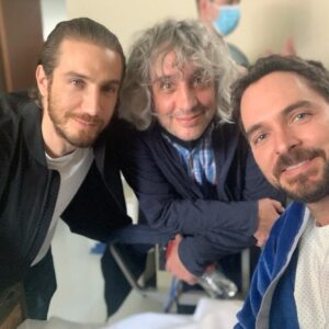Manolo Cardona Instagram - GRACIAS por todos los mensajes de cariño y apoyo a esta tercera y última temporada de Quien Mato a Sara ? 

Y con estas fotos me despido de esta familia que llevare en mi corazón por siempre.
También me despido de Alex y le agradezco todo lo que me dio, lo que vivimos , sufrimos, lloramos y todas las aventuras en esta maravillosa historia. 
A @elchascas por escribir un personaje e historia maravillosa.
A @pacoramosq y @stopello por invitarme a este proyecto que estará en mi alma y corazón por siempre.
A @perroazultv @urujuru @alexisfd por ser unos productores maravillosos y cobijarme siempre.
Pa las que sea bendita sea con ustedes hermanos.
A @lecheruiz por ser el mejor cómplice en esta aventura y mostrarnos el camino.
También a los otros directores que tuvimos ! Gracias 🙏🏼 
Gracias a toda la familia detrás de cámara en todos los departamentos que hizo posible esta historia.
Gracias a todo el cast ! Saben que estarán en mi corazón por siempre y cuentan conmigo para lo que necesiten hoy y siempre.
Gracias @netflix 
Gracias , Gracias , Gracias !
Nos vemos pronto en otra aventura ✨❤️
@caromirandaof @ginesgarciamillan @claudiaramirezof @alenones @eugenio_siller @leo_deluglio @ximenalamadrid @luisrobertoguzman @gadelagarza @marcotrevino @analuciado @matlechat @andresbaida @remolinateatroman @litzyoficial @polo_morin @lecheruiz @twicebern @ponchopineda @maulule @@urujuru @alexisfd @perroazultv @pacoramosq @stopello @elchascas @netflix @netflixlat @jessicaldrello @castingbytv 
✨🙌🏼🙏🏼🤩❤️