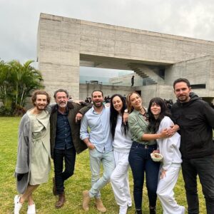 Manolo Cardona Instagram - GRACIAS por todos los mensajes de cariño y apoyo a esta tercera y última temporada de Quien Mato a Sara ? 

Y con estas fotos me despido de esta familia que llevare en mi corazón por siempre.
También me despido de Alex y le agradezco todo lo que me dio, lo que vivimos , sufrimos, lloramos y todas las aventuras en esta maravillosa historia. 
A @elchascas por escribir un personaje e historia maravillosa.
A @pacoramosq y @stopello por invitarme a este proyecto que estará en mi alma y corazón por siempre.
A @perroazultv @urujuru @alexisfd por ser unos productores maravillosos y cobijarme siempre.
Pa las que sea bendita sea con ustedes hermanos.
A @lecheruiz por ser el mejor cómplice en esta aventura y mostrarnos el camino.
También a los otros directores que tuvimos ! Gracias 🙏🏼 
Gracias a toda la familia detrás de cámara en todos los departamentos que hizo posible esta historia.
Gracias a todo el cast ! Saben que estarán en mi corazón por siempre y cuentan conmigo para lo que necesiten hoy y siempre.
Gracias @netflix 
Gracias , Gracias , Gracias !
Nos vemos pronto en otra aventura ✨❤️
@caromirandaof @ginesgarciamillan @claudiaramirezof @alenones @eugenio_siller @leo_deluglio @ximenalamadrid @luisrobertoguzman @gadelagarza @marcotrevino @analuciado @matlechat @andresbaida @remolinateatroman @litzyoficial @polo_morin @lecheruiz @twicebern @ponchopineda @maulule @@urujuru @alexisfd @perroazultv @pacoramosq @stopello @elchascas @netflix @netflixlat @jessicaldrello @castingbytv 
✨🙌🏼🙏🏼🤩❤️
