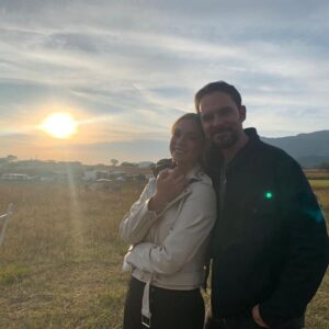 Manolo Cardona Instagram - GRACIAS por todos los mensajes de cariño y apoyo a esta tercera y última temporada de Quien Mato a Sara ? 

Y con estas fotos me despido de esta familia que llevare en mi corazón por siempre.
También me despido de Alex y le agradezco todo lo que me dio, lo que vivimos , sufrimos, lloramos y todas las aventuras en esta maravillosa historia. 
A @elchascas por escribir un personaje e historia maravillosa.
A @pacoramosq y @stopello por invitarme a este proyecto que estará en mi alma y corazón por siempre.
A @perroazultv @urujuru @alexisfd por ser unos productores maravillosos y cobijarme siempre.
Pa las que sea bendita sea con ustedes hermanos.
A @lecheruiz por ser el mejor cómplice en esta aventura y mostrarnos el camino.
También a los otros directores que tuvimos ! Gracias 🙏🏼 
Gracias a toda la familia detrás de cámara en todos los departamentos que hizo posible esta historia.
Gracias a todo el cast ! Saben que estarán en mi corazón por siempre y cuentan conmigo para lo que necesiten hoy y siempre.
Gracias @netflix 
Gracias , Gracias , Gracias !
Nos vemos pronto en otra aventura ✨❤️
@caromirandaof @ginesgarciamillan @claudiaramirezof @alenones @eugenio_siller @leo_deluglio @ximenalamadrid @luisrobertoguzman @gadelagarza @marcotrevino @analuciado @matlechat @andresbaida @remolinateatroman @litzyoficial @polo_morin @lecheruiz @twicebern @ponchopineda @maulule @@urujuru @alexisfd @perroazultv @pacoramosq @stopello @elchascas @netflix @netflixlat @jessicaldrello @castingbytv 
✨🙌🏼🙏🏼🤩❤️