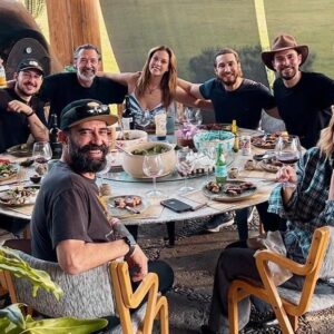 Manolo Cardona Instagram - GRACIAS por todos los mensajes de cariño y apoyo a esta tercera y última temporada de Quien Mato a Sara ? 

Y con estas fotos me despido de esta familia que llevare en mi corazón por siempre.
También me despido de Alex y le agradezco todo lo que me dio, lo que vivimos , sufrimos, lloramos y todas las aventuras en esta maravillosa historia. 
A @elchascas por escribir un personaje e historia maravillosa.
A @pacoramosq y @stopello por invitarme a este proyecto que estará en mi alma y corazón por siempre.
A @perroazultv @urujuru @alexisfd por ser unos productores maravillosos y cobijarme siempre.
Pa las que sea bendita sea con ustedes hermanos.
A @lecheruiz por ser el mejor cómplice en esta aventura y mostrarnos el camino.
También a los otros directores que tuvimos ! Gracias 🙏🏼 
Gracias a toda la familia detrás de cámara en todos los departamentos que hizo posible esta historia.
Gracias a todo el cast ! Saben que estarán en mi corazón por siempre y cuentan conmigo para lo que necesiten hoy y siempre.
Gracias @netflix 
Gracias , Gracias , Gracias !
Nos vemos pronto en otra aventura ✨❤️
@caromirandaof @ginesgarciamillan @claudiaramirezof @alenones @eugenio_siller @leo_deluglio @ximenalamadrid @luisrobertoguzman @gadelagarza @marcotrevino @analuciado @matlechat @andresbaida @remolinateatroman @litzyoficial @polo_morin @lecheruiz @twicebern @ponchopineda @maulule @@urujuru @alexisfd @perroazultv @pacoramosq @stopello @elchascas @netflix @netflixlat @jessicaldrello @castingbytv 
✨🙌🏼🙏🏼🤩❤️