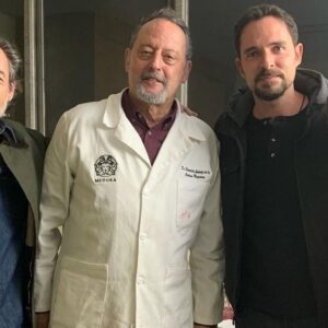 Manolo Cardona Instagram - GRACIAS por todos los mensajes de cariño y apoyo a esta tercera y última temporada de Quien Mato a Sara ? 

Y con estas fotos me despido de esta familia que llevare en mi corazón por siempre.
También me despido de Alex y le agradezco todo lo que me dio, lo que vivimos , sufrimos, lloramos y todas las aventuras en esta maravillosa historia. 
A @elchascas por escribir un personaje e historia maravillosa.
A @pacoramosq y @stopello por invitarme a este proyecto que estará en mi alma y corazón por siempre.
A @perroazultv @urujuru @alexisfd por ser unos productores maravillosos y cobijarme siempre.
Pa las que sea bendita sea con ustedes hermanos.
A @lecheruiz por ser el mejor cómplice en esta aventura y mostrarnos el camino.
También a los otros directores que tuvimos ! Gracias 🙏🏼 
Gracias a toda la familia detrás de cámara en todos los departamentos que hizo posible esta historia.
Gracias a todo el cast ! Saben que estarán en mi corazón por siempre y cuentan conmigo para lo que necesiten hoy y siempre.
Gracias @netflix 
Gracias , Gracias , Gracias !
Nos vemos pronto en otra aventura ✨❤️
@caromirandaof @ginesgarciamillan @claudiaramirezof @alenones @eugenio_siller @leo_deluglio @ximenalamadrid @luisrobertoguzman @gadelagarza @marcotrevino @analuciado @matlechat @andresbaida @remolinateatroman @litzyoficial @polo_morin @lecheruiz @twicebern @ponchopineda @maulule @@urujuru @alexisfd @perroazultv @pacoramosq @stopello @elchascas @netflix @netflixlat @jessicaldrello @castingbytv 
✨🙌🏼🙏🏼🤩❤️