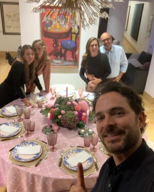 Manolo Cardona Instagram - Maravilla ver a estas amigas que adoro ❤️@mariapaolamejiacono @angelavergara @lamesademariap @valeriasantosbenedetti #Serafino #Madrid