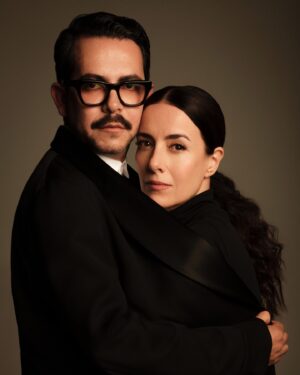 Manolo Caro Instagram - ¡Arranca la producción de la serie ‘Serpientes y Escaleras’! El director Manolo Caro y la actriz Cecilia Suárez se reencuentran en esta comedia llena de ambición, poder y gloria que llegará muy pronto a Netflix. 🌟🐍🎲
📸: @juankr_