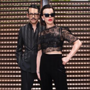 Manolo Caro Instagram - ¡Lovely Debi! En FIESTA EN LA MADRIGUERA la novela el personaje de @debimazar es hombre, al desarrollar la adaptación algo nos pedía volverlo mujer y al acordar esto sabía que Debi era la indicada. El resto es historia y la pueden ver en Netflix. 

Gracias por esta portada @panoramadelheraldo 
Por @ailedd_om
Foto @irving_reyes, @bryan__storm y @lasfotosdelobo para @colmillofilms
Maquillaje y peinado @leonelmakeup para @fentybeauty y @hottoolslatam 
Styling @sir.styling
Locación @kimptonvirgiliopolanco

@coloursmexico @julceesca