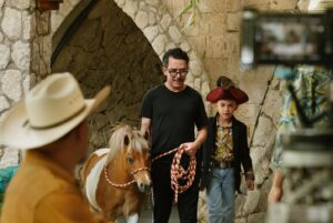 Manolo Caro Instagram - Hoy despertamos #1 en México, gracias a todos los que han visto nuestra FIESTA EN LA MADRIGUERA en Netflix y en cines. Gracias @pacoramosq por creer en mis locuras y a todo el equipo de @netflixlat que se han rifado en el lanzamiento 🖤 ¡No se la pierdan!