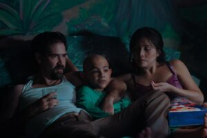 Manolo Caro Instagram - Hoy despertamos #1 en México, gracias a todos los que han visto nuestra FIESTA EN LA MADRIGUERA en Netflix y en cines. Gracias @pacoramosq por creer en mis locuras y a todo el equipo de @netflixlat que se han rifado en el lanzamiento 🖤 ¡No se la pierdan!