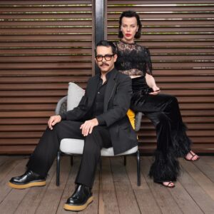Manolo Caro Instagram - ¡Lovely Debi! En FIESTA EN LA MADRIGUERA la novela el personaje de @debimazar es hombre, al desarrollar la adaptación algo nos pedía volverlo mujer y al acordar esto sabía que Debi era la indicada. El resto es historia y la pueden ver en Netflix. 

Gracias por esta portada @panoramadelheraldo 
Por @ailedd_om
Foto @irving_reyes, @bryan__storm y @lasfotosdelobo para @colmillofilms
Maquillaje y peinado @leonelmakeup para @fentybeauty y @hottoolslatam 
Styling @sir.styling
Locación @kimptonvirgiliopolanco

@coloursmexico @julceesca