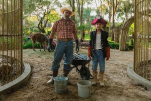 Manolo Caro Instagram - Hoy despertamos #1 en México, gracias a todos los que han visto nuestra FIESTA EN LA MADRIGUERA en Netflix y en cines. Gracias @pacoramosq por creer en mis locuras y a todo el equipo de @netflixlat que se han rifado en el lanzamiento 🖤 ¡No se la pierdan!