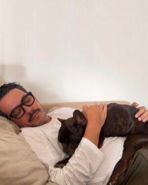 Manolo Caro Instagram - Pase de “nunca dormiría con un perro” a pelearme la almohada de la cama con Polito durante años, hoy es un día difícil pero solo pienso en agradecerle que me haya dejado estar en su vida y volverme un mejor ser humano. Gracias @mrescaip por traerlo a mi vida, fuiste el mejor con el! Te amo Polo, te prometo que pronto nos volveremos a encontrar. 🤍✨