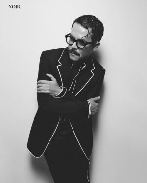 Manolo Caro Instagram - Entre texturas, pieles, estampados, plataformas y los ya tan conocidos lentes, @manolocaro nos deja ver mas allá de sus gustos y pasiones. 

“Mi forma de vestir intento que sea congruente con la persona que soy, visto como me gusta que se me vea, me gusta mucho la moda, me gusta no sentirme disfrazado a pesar de que me considero excéntrico, esto tiene que ver con que con el paso de los años he ido encontrando mi personalidad”. 

Descubre más en nuestra edición impresa y en noirmagazine.mx

Créditos:
Director Editorial: @gerardangulo
Realización: @sergiovalenzuelach 
Entrevista: @isamar.jpg 
Fotografía: @carlos_ruizc
Grooming: @karianamua
Asistente de moda: @michortizand
Asistente de fotografía:  @jimaqueoc @ivanovich_as