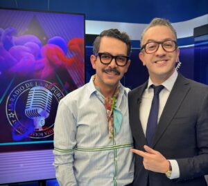 Manolo Caro Instagram - No estan todos los que son pero quiero aprovechar para agradecer a toda la prensa, medios y amigos que nos han recibido para hablarles de nuestra FIESTA EN LA MADRIGUERA. Mañana estrenamos en Netflix. ¡Gracias! 

Prensa @coloursmexico 
@julceesca
