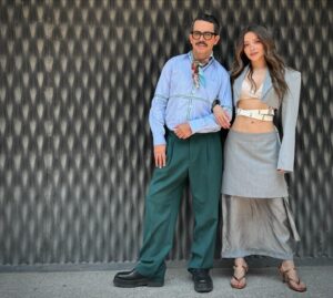 Manolo Caro Instagram - No estan todos los que son pero quiero aprovechar para agradecer a toda la prensa, medios y amigos que nos han recibido para hablarles de nuestra FIESTA EN LA MADRIGUERA. Mañana estrenamos en Netflix. ¡Gracias! 

Prensa @coloursmexico 
@julceesca
