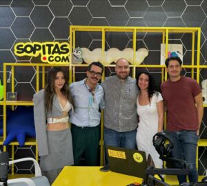 Manolo Caro Instagram - No estan todos los que son pero quiero aprovechar para agradecer a toda la prensa, medios y amigos que nos han recibido para hablarles de nuestra FIESTA EN LA MADRIGUERA. Mañana estrenamos en Netflix. ¡Gracias! 

Prensa @coloursmexico 
@julceesca