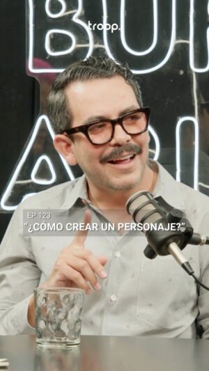 Manolo Caro Instagram - Crear personajes inolvidables es, sin lugar a dudas la especialidad de Manolo Caro, pero crear personajes no es un asunto exclusivo de directores de cine, es algo que todos hacemos (o tendríamos que hacer) diario: construir el nuestro, quiénes somos, y dejamos de ser, en la historia de nuestras vidas. 

Pónganle play a esta conversación con este espectacular personaje que es the one and only: @manolocaro 

Y pónganle play también a Fiesta en la Madriguera en Netflix.

EP 123 | T9: ¿CÓMO CREAR UN PERSONAJE? | MANOLO CARO

Disponible en todas las plataformas de audio.
Link en bio.

Si te gustó este episodio y te gusta La Burra Arisca, acuérdate de darle like, compartir, seguirnos y activar las notificaciones para que no te pierdas de ningún episodio. 

@troopaudio

#ManoloCaro
#DirectorDeCine
#CreaciónDePersonajes
#LaBurraArisca
#LaBurraAriscaPodcast