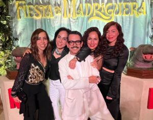 Manolo Caro Instagram - Un estreno muy especial, feliz de estar en méxico para presentar  nuestra “Fiesta en la Madriguera”. Este 1 de mayo estará en todo el mundo vía Netflix, en verdad no dejen de verla. 

Look @dior 
Stylist @alexturrion_ 
Grooming @davosthebane