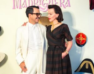 Manolo Caro Instagram - Un estreno muy especial, feliz de estar en méxico para presentar  nuestra “Fiesta en la Madriguera”. Este 1 de mayo estará en todo el mundo vía Netflix, en verdad no dejen de verla. 

Look @dior 
Stylist @alexturrion_ 
Grooming @davosthebane
