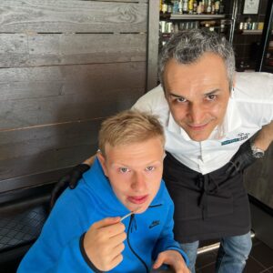 Måns Möller Instagram - Idag blev det glass hos Poria på @pappasdeli_lillaessingen ! Poria har en ny frysbox med Italiensk Molinari-glass så det blev ju succé direkt. 🫶🇮🇹