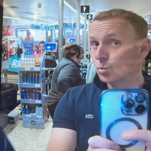 Måns Möller Instagram - Här i Skottland blir man filmad hela tiden även när man handlar på Coop! Jag stannade så länge  så det blev kö när jag såg mig själv på självscanningkassans display. Kunde inte slita bort blicken. #vacker