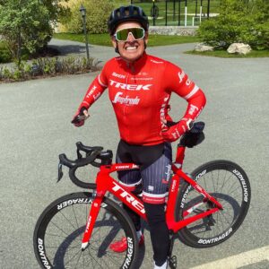 Måns Möller Instagram - Dammade av cykeln o åkte till min kompis @hcronemyr som driver Kallfors Hotel!. Hannu bjöd på dusch o superlunch. Rekommenderas för golfare. Bästa buffén jag käkat på svensk golfklubb nånsin. Hatt av. @treksverige